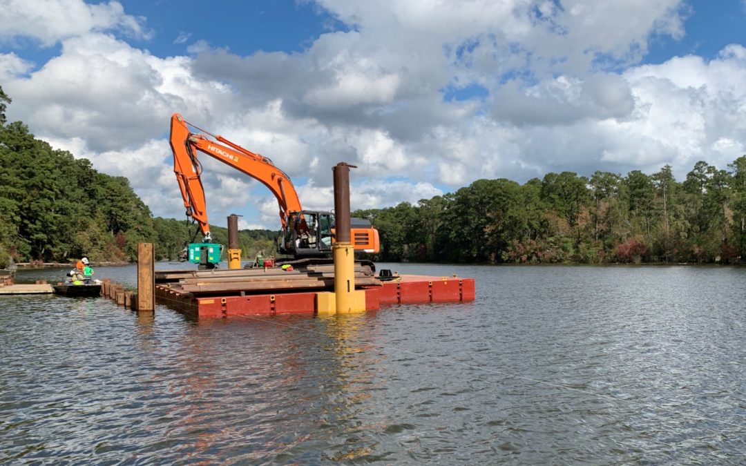 EXCAVATOR DRIVING SHEET PILES